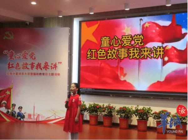 土豪女手持一大把银行卡，来到银行疯狂取钱，自动提款机都快空了